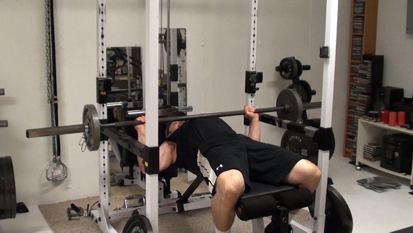 Power-Start Lactic Acid Occlusion Training for Chest For Burning Stubborn Fat Light Bench Press