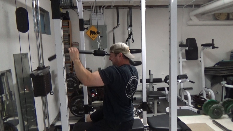 Strength Curve One-Arm Pulldowns Middle